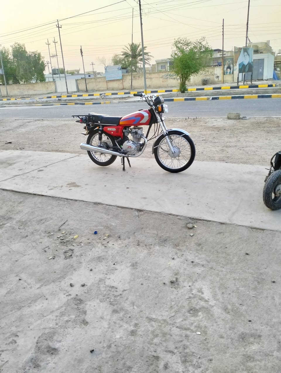 السلام عليكم دراجه للبيع كفالة عامة السعر 600 بدون اوراق رقم الهاتف***********
