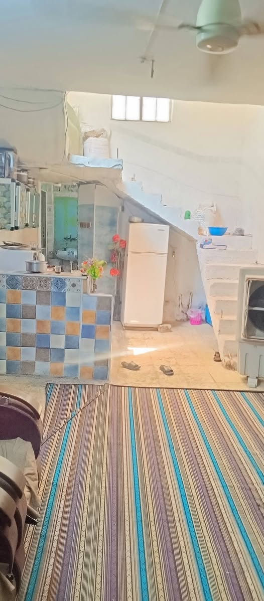 السلام عليكم بيت بناء بلوك مرتب وجدا مناسب جاهز للسكن 
حي الأمير اول شارع بعد صيدليه واسواق علي راشد دخول من شارع عشرين يبعد 70 متر نوع الجنس طابو صرف حر بسمي 2غرفه نوم صاله مطبخ صحيات خارجيه وداخليه  وحديقه مساحه 250 متر. واجهيه٫ 10نزال 25 ٫
مساحة الشارع 10 متر
 السعر 100وبي مجال للاستفسار اكثر *********** يرهم مراوس بقطعه أو نقد
