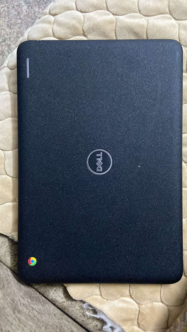 السلام عليكم ،المواصفات:
* الموديل: Dell Chromebook 11 3180
* المعالج: Intel Celeron N3060 — ثنائي النواة، يصل إلى 2.48 GHz
* الرام: يأتي 4GB LPDDR3
* التخزين: 32GB eMMC
* الشاشة: 11.6 إنچ، دقة 1366×768
* كرت الشاشة: Intel HD Graphics 500
* النظام: ChromeOS
* الكاميرا: 720p
* البطارية الأصلية: 42Wh، ثلاث خلايا
* الوزن: تقريباً 1.27 كغم
* Wi-Fi: 802.11ac
* Bluetooth: 4.0
* المنافذ: USB 3.1 عدد 2، HDMI، منفذ سماعة، microSD.
ملحقات: شاحنه اصليه مال جهاز 
السعر 75 وبي مجال 
رقمي : ***********
