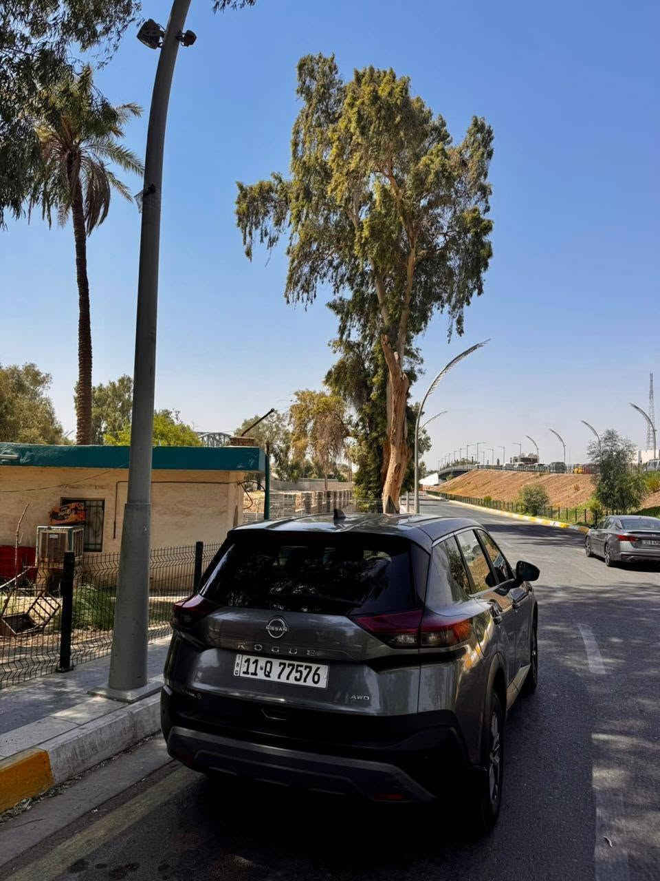 🔴 للبيع: نيسان روج 2023
الممشى: 46 ألف كيلو فقط.
مكفولة : بدون صبغ، بدون تعديل بارد، وبدون أي سمكرة.
الحالة: بحالة الوكالة (جديدة بلادي) – تاخذها جاهزة بدون ما تصرف عليها ولا فلس .:
سيارة شخصية باسمي.
تحويل ثاني يوم / سنوية بغداد.
🔴 الأداء وأنظمة القيادة:
نظام دفع رباعي (AWD).
أنظمة قيادة متعددة:
العادي (Normal)
الاقتصادي (Eco)
الرياضي (Sport)
الثلج (Snow)
الطرق الجبلية / الوعرة 
🔴 
شاشة بلادي تدعم أبل كاربلاي (Apple CarPlay).
كاميرا خلفية + مستشعرات وقوف (حساسات).
بصمة أصلية عدد 2.
مثبت سرعة.
🔴 أنظمة الأمان والرادار:
نظام النقطة العمياء.
نظام فرملة الطوارئ.
رادار محيطي.
🔴 الإضاءة:
مصابيح أمامية زينون + LED.
كشافات ضباب.
***********
