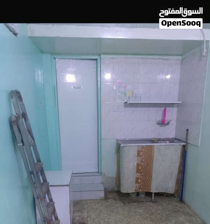 شقه للايجار طابق اول البصره مشراق الجديد قرب جامع الحسنين غرفه وهول ومطمخ وحمام باب معزول 350  الف عائله فقط @ ***********
