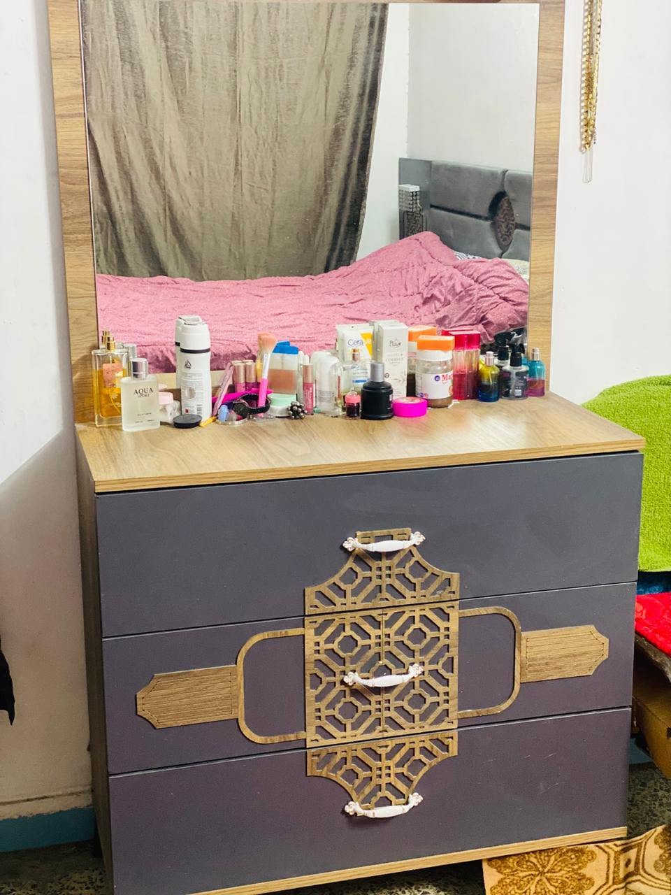 مرحبا جميعا عندي غرفه تركيه للبيع مكاني الدورة مره وحده مفتوحة ابيع ب٢٥٠ قفل للاستفسار الاتصال ***********
