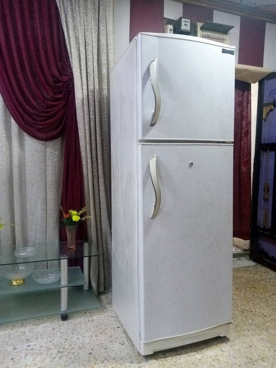 ثلاجه نضيفه اخو الجديد السعر 200  وبيه مجال قليل المكان الحيانيه موسى الكاضم عل مستطيل ***********
