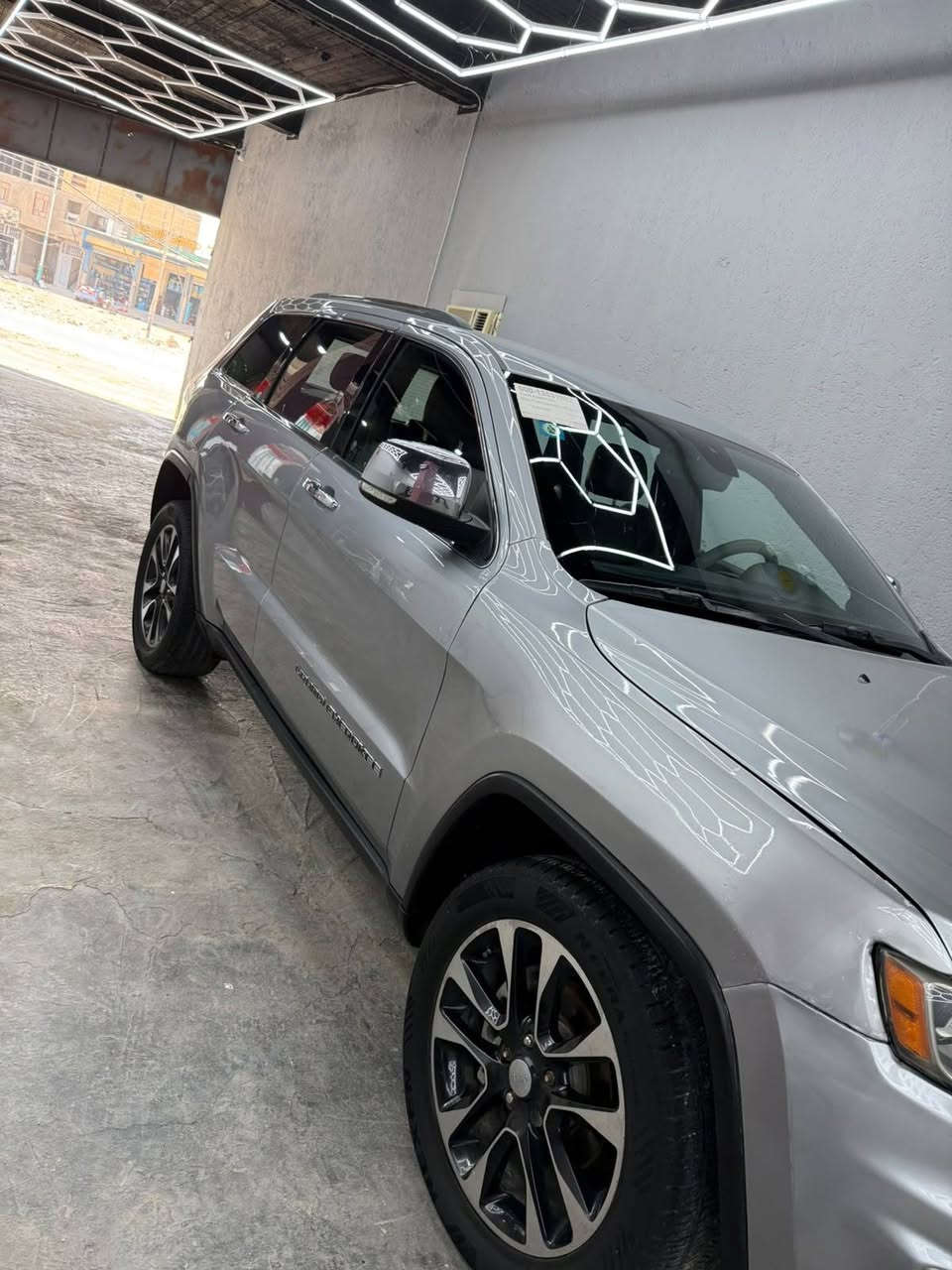 السلام عليكم 🌹
🔥 للبيع فقط — جيب جراند شيروكي ليمتد موديل 
~2018~

🚙 

✅ فول مواصفات عدا الجكات والرادار الأمامي
✅ محرك مبدل جديد
✅ كير ومحرك ما مفتوحات
✅ بصمة تشغيل + بصمة أبواب
✅ كشن كهرباء
✅ تحكم ستيرن جهتين
✅ داخل جلد +
✅ شاشة كبيرة
✅ كاميرا خلفية + حساسات خلفية
✅ محرك 6V. 3.600
✅️فور ويل
✅️تحكم أنظمة قيادة 
📌 رقم بغداد جديد
🔄 تحويل مباشر

سيارة فول مواصفات وتستاهل الفحص، تجي وتشوف وتفحص وبيك خير وتدلل .
📍العنوان / السماوه  
$172بيه مجال بسيط
📞***********
