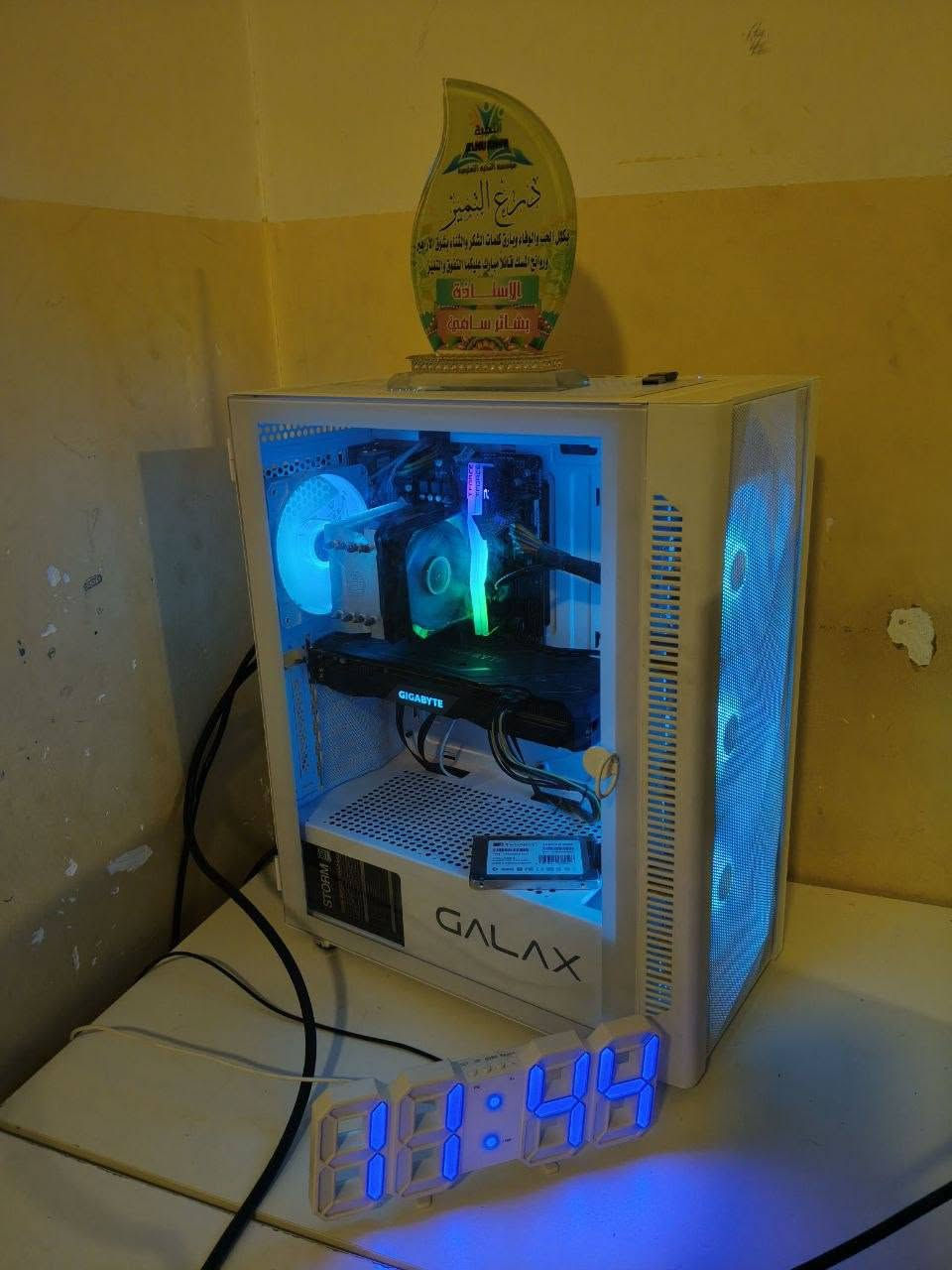 السلام عليكم pc للبيع.
الشاشة والميز الثاني ليس للبيع او للمراوس...
الكيس والكيبورد والماوس والميز الي عليه الشاشة والاضاءة والساعة الالكترونية والموس باد للبيع.

مواصفات الكيس :
معالج : core i5 الجيل السابع
كرت شاشة : Nvidia GTX 1660 Super
التخزين : ١ تيرا و٢٥٦ جيجا بايت
1. 1T HHD
2. 256 GB SSD
الرامات : ١٦ جيجابايت

الكيبورة والموس : عن بعد ( توصيل لاسلكي ) يعني ما تحير بالكيبلات.

الساعة الالكترونية والاضاءة : شغالات وكلش حلوات.

الميز حجمه كلش مناسب وكافي وقوي واعتمادي.

الحاسبة نظيفة وسريعة واعتمادية وتكدر تبدل قطع بعدين براحتك. سبب البيع ما عندي مكان بالبيت الها وبس لان امانة الله الحاسبة كلش نظيفة وقوية الف مبروك للي راح يأخذها.

ابيع كاش او اقساط | اراوس ب لابتوب او موبايل او دراجة 

موقعي : صلاح الدين - تكريت - مجمع بيتي
رقمي : *********** ( بيه واتساب )
