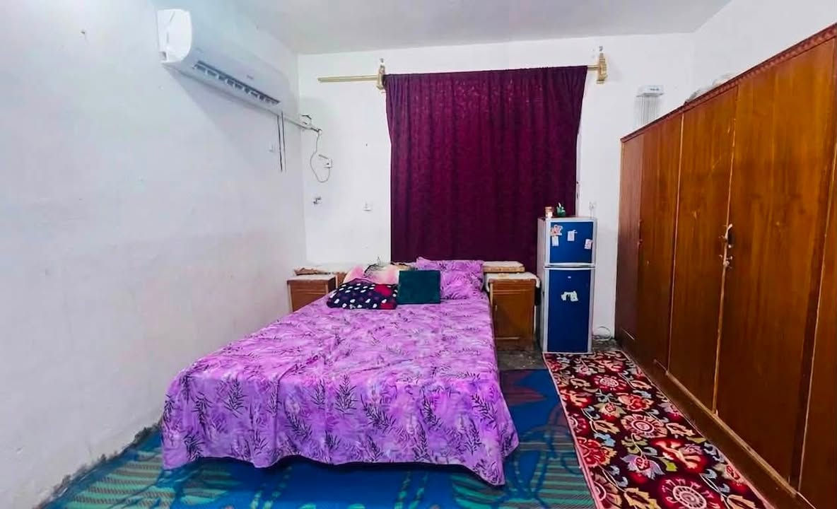 بيت للبيع حواس شارع حي العباس قرب المولد الثانيه بيت ركن على شارعين 300م طابقين يتكون من 4 غرف نوم واستقبال هول ومطبخ وصاله وحديقه وكراج مال سياره وترك داير البيت
لباقي التفاصيل ‭***********‬
