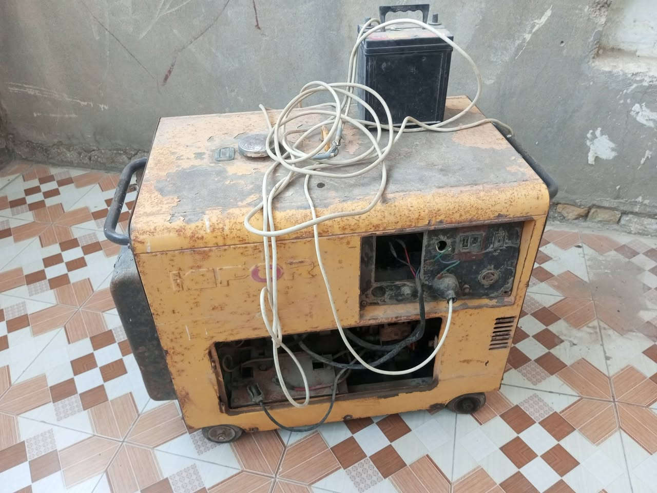 بالسلام عليكم مولدة كاز للبيع نوع كيبور نقص باتري فقط جيب باتري وافحص *********** بي واتساب
