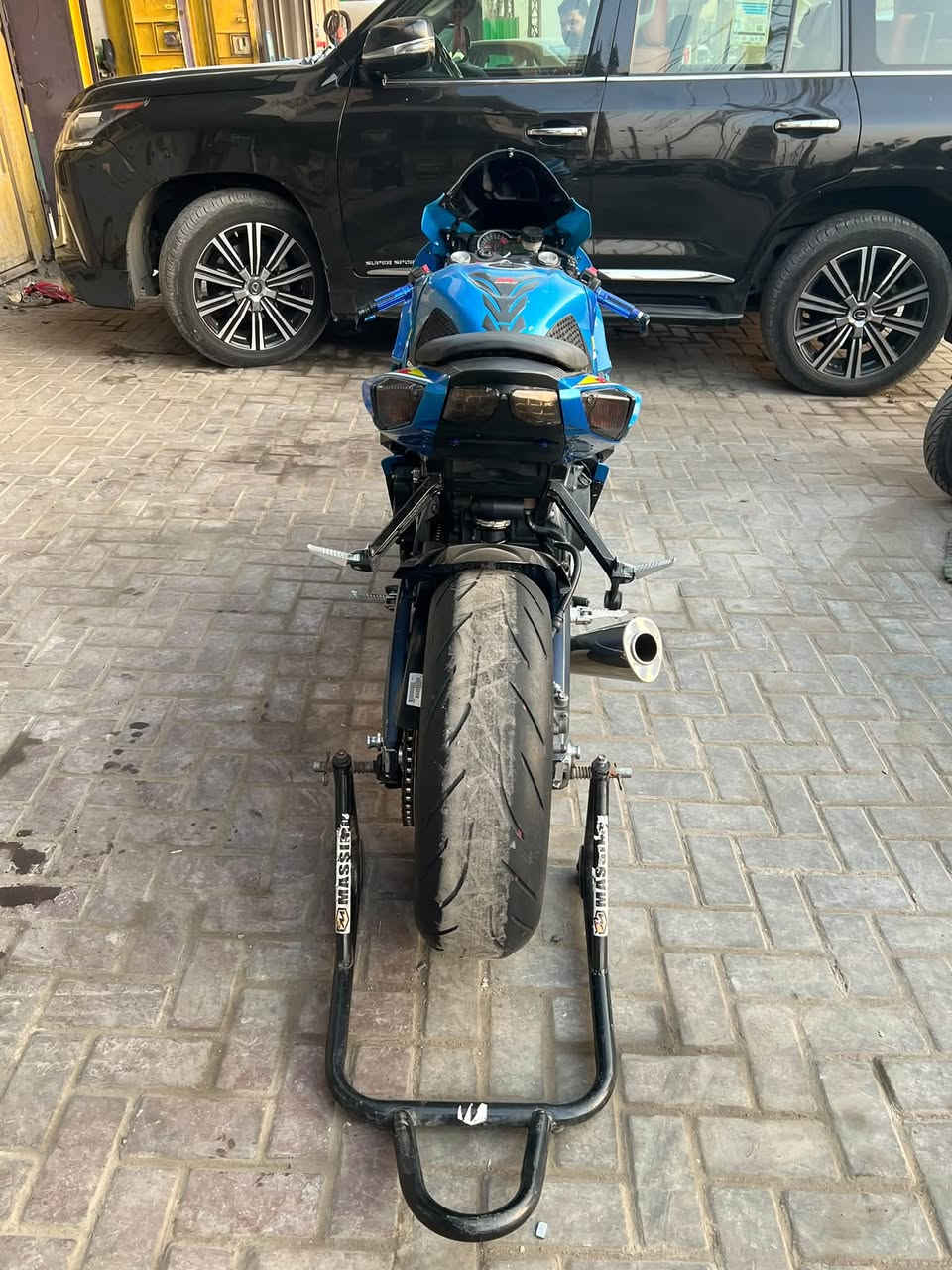 السلام عليكم
Suzuki gsxr 750 2016 
دراجه كامله مابيه نقص برغي مكينه خير من الله 
دراجه بدون حادث 
برمجه ٣ مودات 🔥
اكزوز بروكس 
السعر ٣٥ $$
مكان بغداد الشعب 
باقي تفاصيل اتصل وبخدمتك ***********

