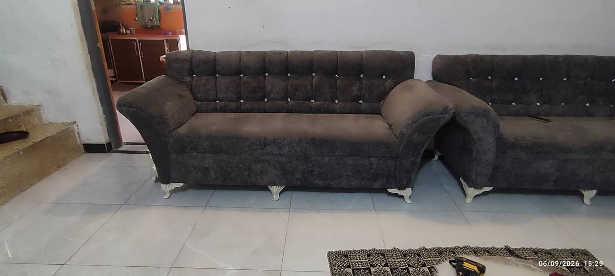 دوشمة سلام حسن .. ديوانيه قضاء عفك حي الحسين . سابقا 
حي  ديان . مقابيل مكينة جعافر .  
لعمل دوشمة تخامه وداوين تسكام حسب طلب والمتر .  
كذلك دوشمة القديم ورجاعه جديد مع تصليح اضرار تخامه . 
الاستفسار اكثر اتصال على الرقم 
*********** او واتساب

نص مكتوب في الصور:
- قبل الدوشمة 01/09/2026 16:27
- بعد الدوشمة 06/09/2026 15:28
- 06/09/2026 15:29