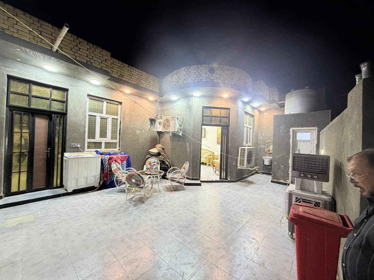 دار للبيع مدينة الصدر قرب مجمع السلام السكني  بي وصل الطابو من البلدية زراعي الناصرية الجديدة بنزلة الروف الدار يصير ركن اذا يتبلط الشارع والشوارع ع باب تبليط بناء سنة 2025
عمر البناء اقل السنة شغل نضيف السقف (كونكريت ساقط) ( ارضية بورسلين) 
( المائيات دفن) ( انارة جيدة وجدارية)
بناء طابوق طابق واحد
غرف 2
منور 2
صالة
ديوانية
مطبخ 2
السعر 70 مليون 
رقم الهاتف ***********
