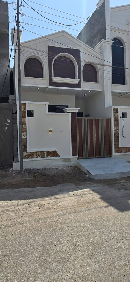 عندما تمتزج الفخامه بالابداع تكون النتيجه أفضل بكثير
نقدم لكم عرض اليوم مختلف دار تصميم كوخ🏠 للبيع تسليم مفتاح كامل تسلمه بعد المكاتبه مباشر تاً📝 
🅰️ البيت طابق ونص يتكون من
 غرف2
ديوانيه و
مطبخ مفتوح على الصاله و صحيات فوق و جوه
   ⭕مساحته البيت 100متر
 ⚧️ يبعد عن الشارع العام 300متر
♾️ سعر 120مليون قابل تفاوض
🪩 العنوان مركز البصره منطقه البهادريه شارع الكطه
📲 *********** البصرة, العراق
