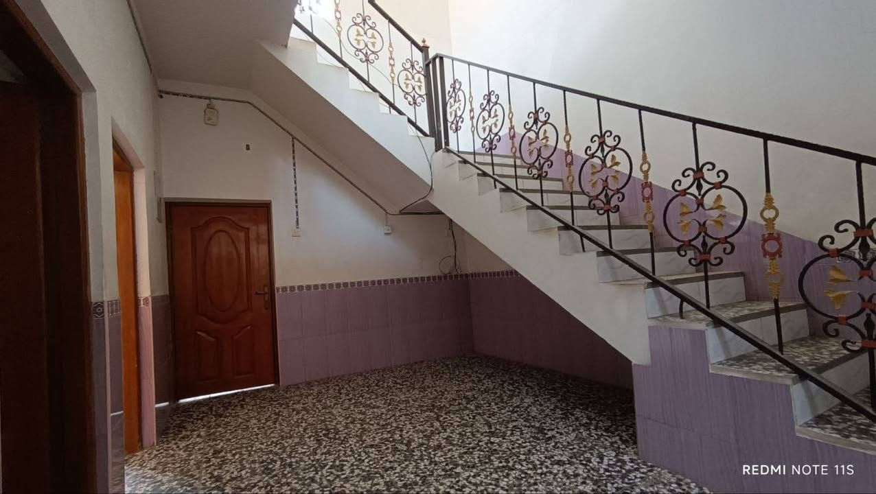 بسم الله الرحمن الرحيم
#بيت_للبيع 

العنوان📍 البراكية شارع علكم قرب مدارس آيات الرحمن 
طابو زراعي بي مكاتبة مع مالك الارض مع صورة لسند الارض
المساحة 125م واجهة 8.35 نزال 15 غرفة و استقبال ومطبخ وصالة  مفتوحة على البيتونه كبيرة تحتوي على مخزن و حمام داخلي و خارجي أيضاً و مكشوفة 
💸السعر 43 مع المجال .
التواصل مع  الرقم ***********

نص مكتوب في الصور:
- REDMI NOTE 11S
