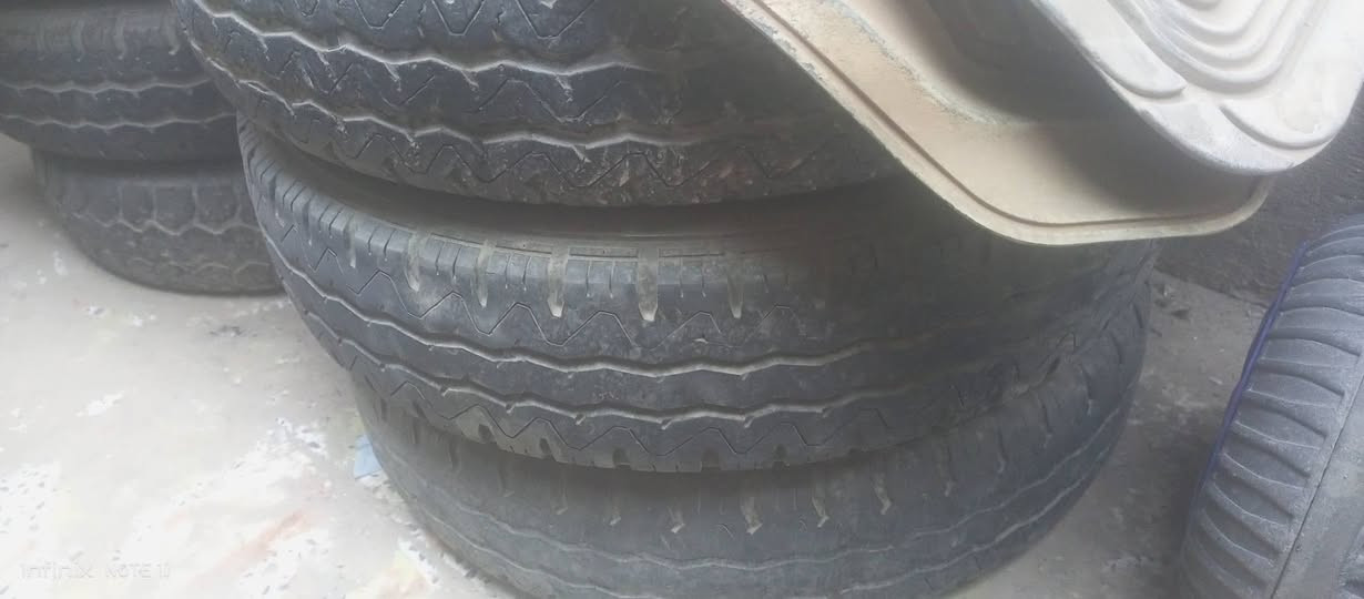 السلام عليكم ٦ تايرات هن و ويالتهن بيهن ٤ نظيفات جدد استخدامهن بسيط و ٦ وياله جدد مال كيا نثيا الحجم ١٢ ونص عنواني بغداد اللطيفية على الشارع العام حلة بغداد  والسعر ٢٥٠ الف وبيه مجال بسيط رقم الهاتف ***********
