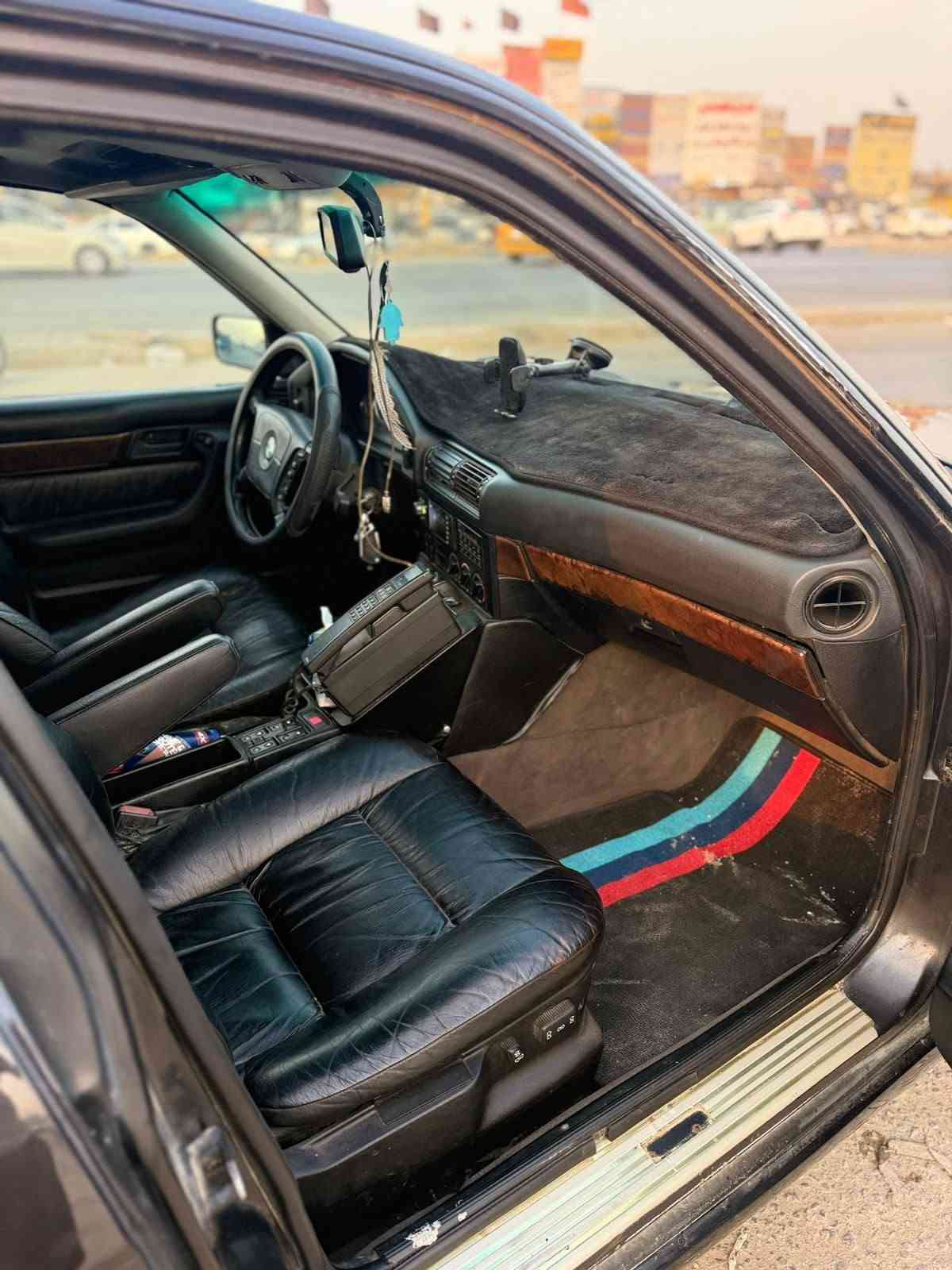 السلام عليكم بي ام دبليو موديل1993 حجم 540iاصل وفصل بليته وسنويه رقم أربيل الدولي بسمي سياره مكفوله من الضربه صبغ رش جماليه سياره مكينه كير حداديه تخم تاير كهربائيات كله شغال وجديد
المواصفات/
.سلايد روف طقتين
.كشن كهرباء
.كشن جلد
.دبل جكمجه
.التلفون الابلادي
.دبل ايرباك 
.منضومه زنون 
.دمام ابلادي
.الجرس ابلادي
.الون اسود كذاب 
والسياره جديد وخير من الله ابلاديه 
والشراي يتصل رجاً المايعرف قيمته اعبر المنشور
مكاني/بابل
رقمي/***********
السلام عليكم بي ام دبليو موديل1993 حجم 540iاصل وفصل بليته وسنويه رقم أربيل الدولي بسمي سياره مكفوله من الضربه صبغ رش جماليه سياره مكينه كير حداديه تخم تاير كهربائيات كله شغال وجديد
