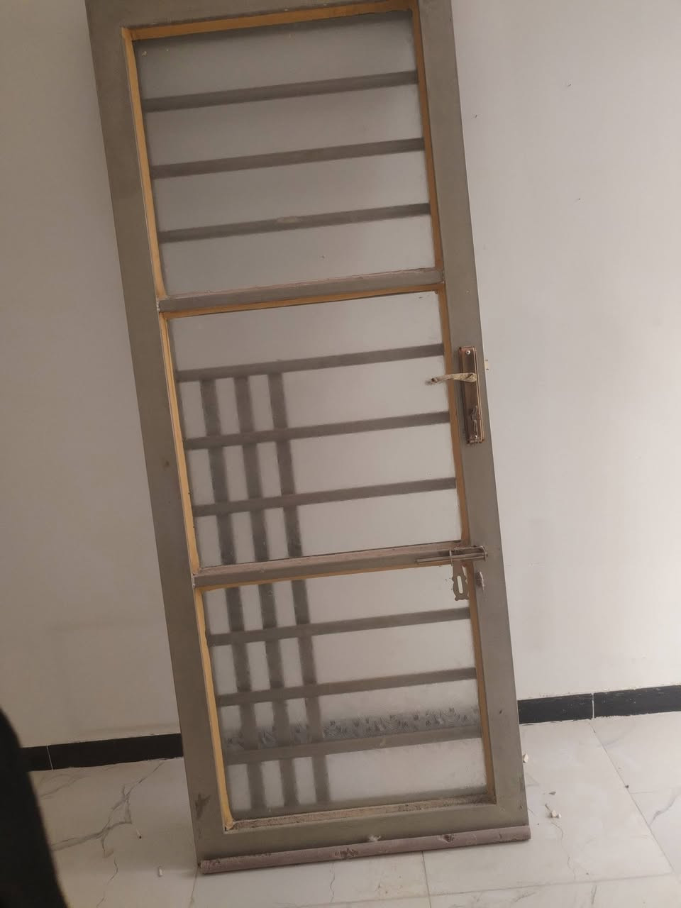 بيبان عدد 4حديد كامل هو وجامه وكينونه وقفله وزن الحديده 2ملم الباب نضيف اخو الجديد بس عوزهن جرجوبات للاستفسار خاص او *********** وبي واتس مكاني كوت مجمع الرواد
