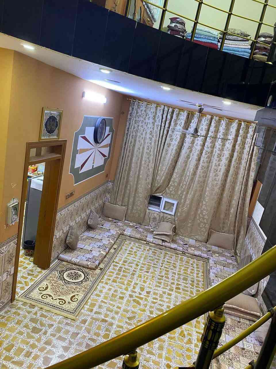 السلام عليكم ورحمة الله وبركاته أخواني الأعزاء... هناك بيت للبيع بناء طابوق بصف بيت المرحوم خزعل شلال بالقرب من شارع ٤٠ البيت جاهز من كلشي البيت مساحته ٣٠٠ متر واجهيته ١٢ متر نزال ٢٨متر ٢ غرفة نوم صاله كبيرة إستقبال مطبخ بناء حديث شارع أمامي ٧ متر شارع خلفي ٦ متر مخزن فوق السطح سندويج بنل السعر ١١٠ مليون أو بي مجال مع الكاونتر المطبخ والمغاسل والتانكيات عدد٢ كيزر عدد ٢ ماطور ماء... الي يريد يعرف تفاصيل اكتر عن البيت الأتصال بصاحب البيت على هذا الرقم (***********). اني مجرد وسيله للنشر فقط..

