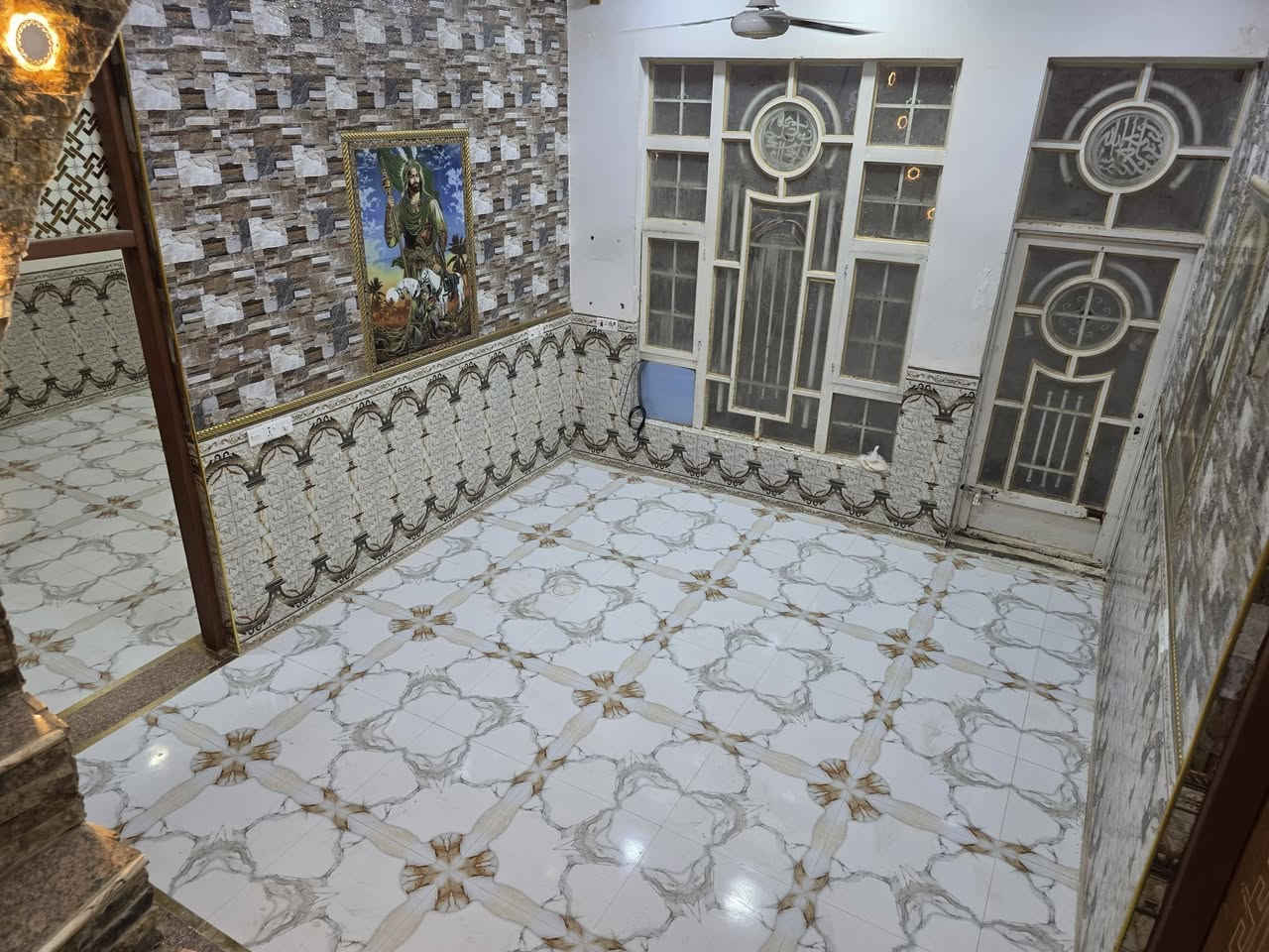 السلام عليكم دار سكن للبيع حديث غير مسكون في الكوت منطقة حي الحكيم نزلة الوائلية بالقرب من الشارع العام وبالقرب من شارع الصب مساحتة 150م وشارعة 10م البناء طابوق درجة اولى والسقف صب مسلح والارضية والجدران سيراميك ويتكون البيت من غرفة وصالة واستقبال ومطبخ وصحيات داخلية وخارجية وكراج ومرقم من قبل البلدية ومتوفرة كافة الخدمات ماء وكهرباء ومجاري رئيسة السعر 55 وبي مجال الاستفسار الاتصال على هذا الرقم ***********
