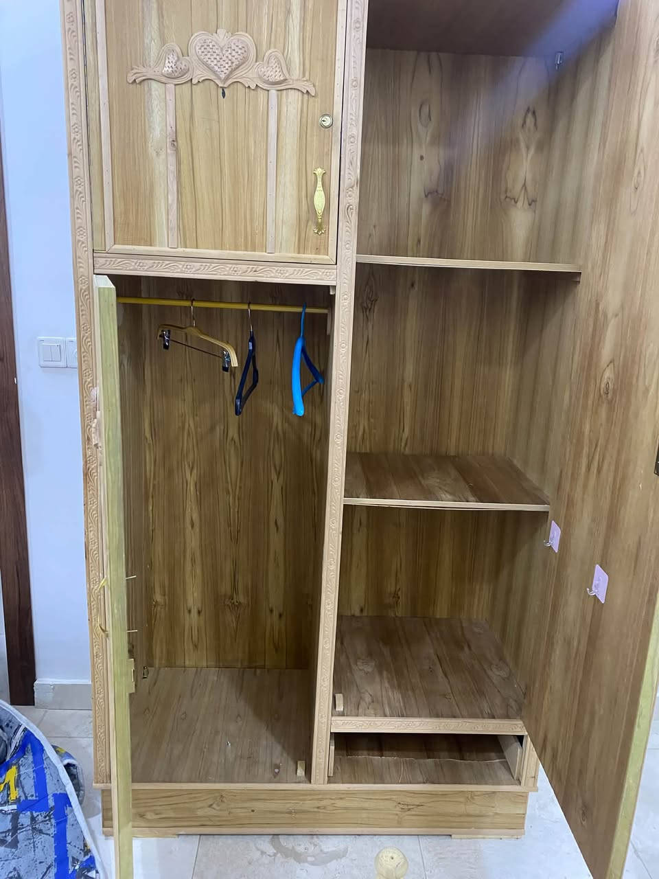 سلام عليكم غراض نضيفة للبيع كناتير ٢بابين وجرابي امهات نفر ٢ وفرن وثلاجة أبيعها كشر نضيفة بس ماطورها عاطل
