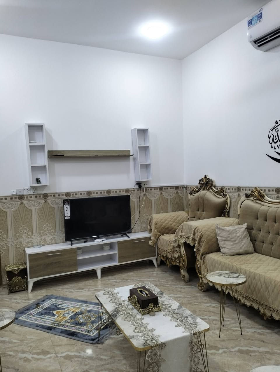 بيت للبيع  مساحه 150متر  سند 25 سعر 68وبي مجال بيت بناء حديث يحتوي على غرفتين صاله هول مطبخ صحيات بناء طابوك سقف صب مسلح عنوان كرادة قرب جامع فتح المبين  ***********
