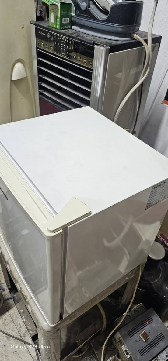 ثلاجه صغيره شغال بشرط للبيع سعر ٦٥ الف عنوان دهوك ت *********** دهوك, العراق
