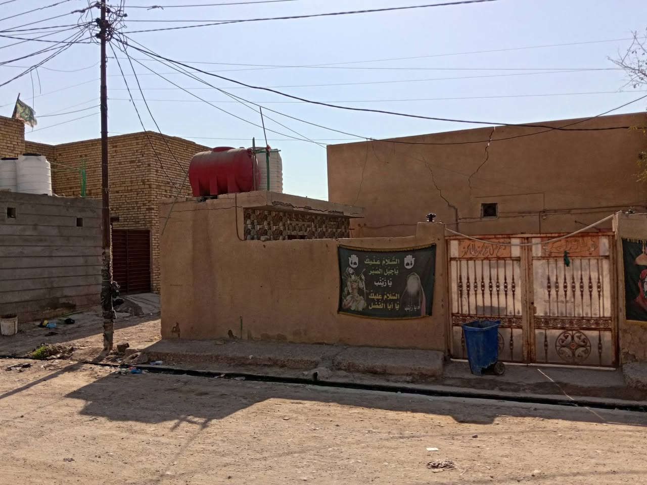 بيت البيع مساحة البيت  350 متر..  البيت ركن عل فرع
يحتوي البيت
 عل.. ستقبال 7متر.. وصاله 11متر.. ومطبخ.. ومنور البيت دوراني 
مكان _ البيت ناصريه. قلعه سكر.  حي الزهراء 
  ستفسار عل الارقام 
اتصال.. ***********
اتصال.. ‏‪***********‬‏
