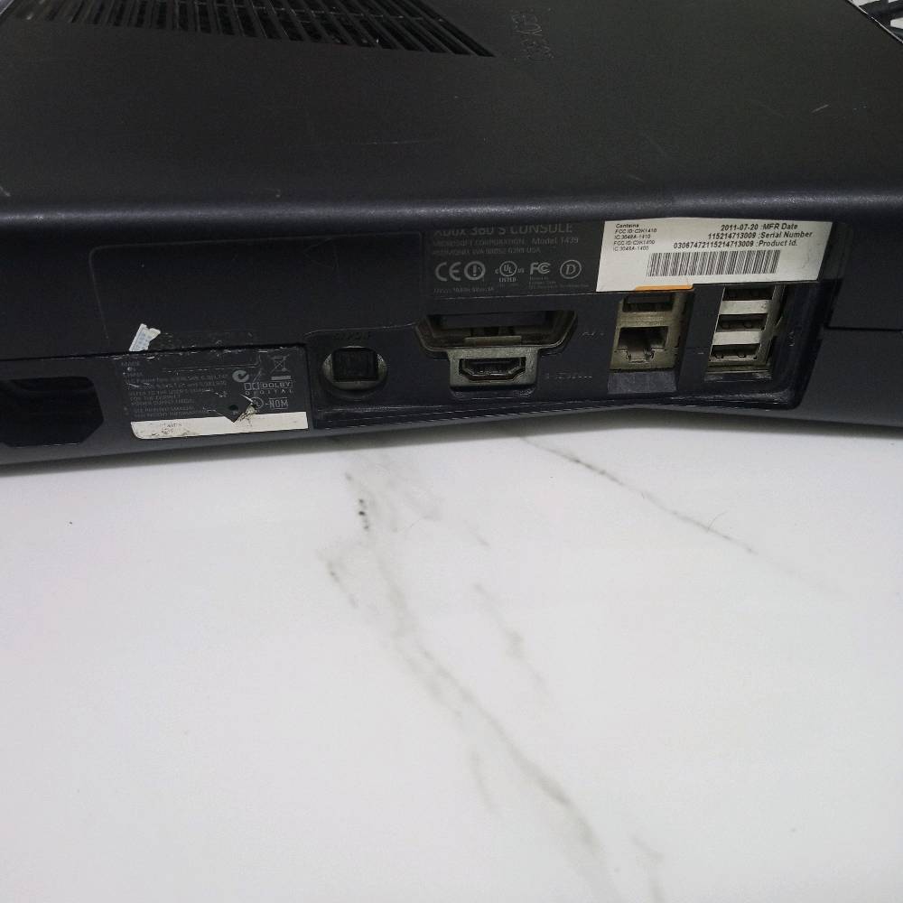 السلام عليكم Xbox 360 سلم مهكر 
يحتوي على 45 لعبة ومساحته 300 كيكا 
وياه يدة واحدة بس مشكلتها بيها درفت 
ومنفذ الاقراص لا يخرج السعر 65 الف 
لا يوجد توصيل 
العنوان بغداد الدورة البوعيثة
