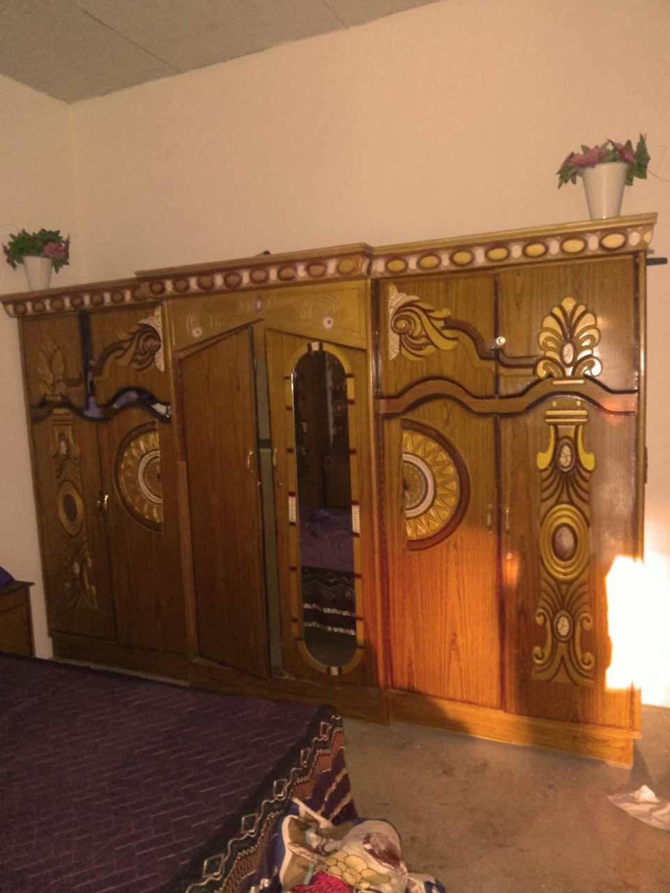 غرفه نوم للبيع المكان الكاطون الرازي وره المشروع رقم الهاتف *********** سعر350وبيها مجال
