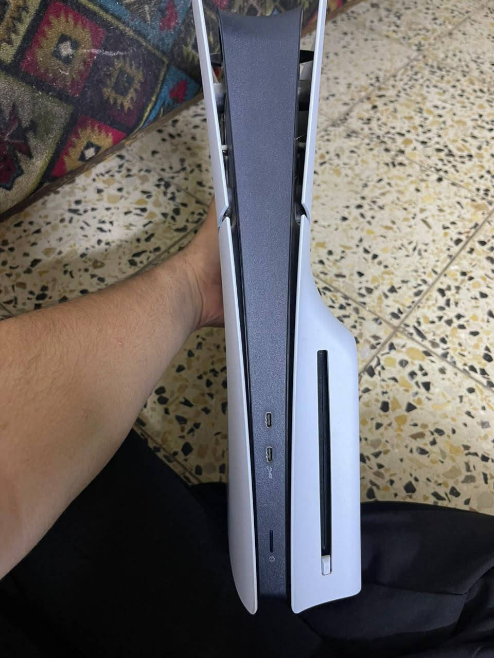 جهاز ps5 استعمال قليل جدا  بي ضمان سنة كامله نوع سلم ذاكرة 1 تيرا إني اشتريته قبل تقريبا شهرين أو 3 أشهر ب 950 ألف سبب البيع ألعابه غالية عليه الجهاز يجي وياه كيبل HD 5 أمتار ويجي وياه يدة اصليه مالته حالتها فول نضافه مابيها درفت أو أي شي وعندي يده ثانيه بس مو اصليه (مو مال جهاز) يجي ويه الجهاز 3 اقراص 1 سباق سيارات كراش نسخه ال ps4
إلهه الحرب الجزء الرابع نسخة ال ps4 
فيفا 24 نسخة ال ps5 
كارتونة الجهاز موجوده وشرط الفحص (الجهاز ما داخل صيانه لأي سبب) للتواصل *********** بغداد, العراق

