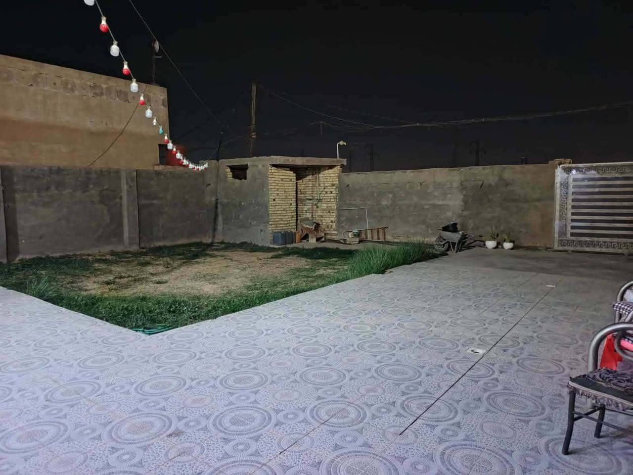 دار سكن للبيع ٧٠٠م طابو زراعي كوت حي الحكيم نزلت الشهيد نزار على نفس الشارع قريب على الكورنيش مرقم من قبل البلدية طابقين بناء درجة أولى طابوق للإستفسار الاتصال على *********** أو مراجعة مكتب دلالية الروان
