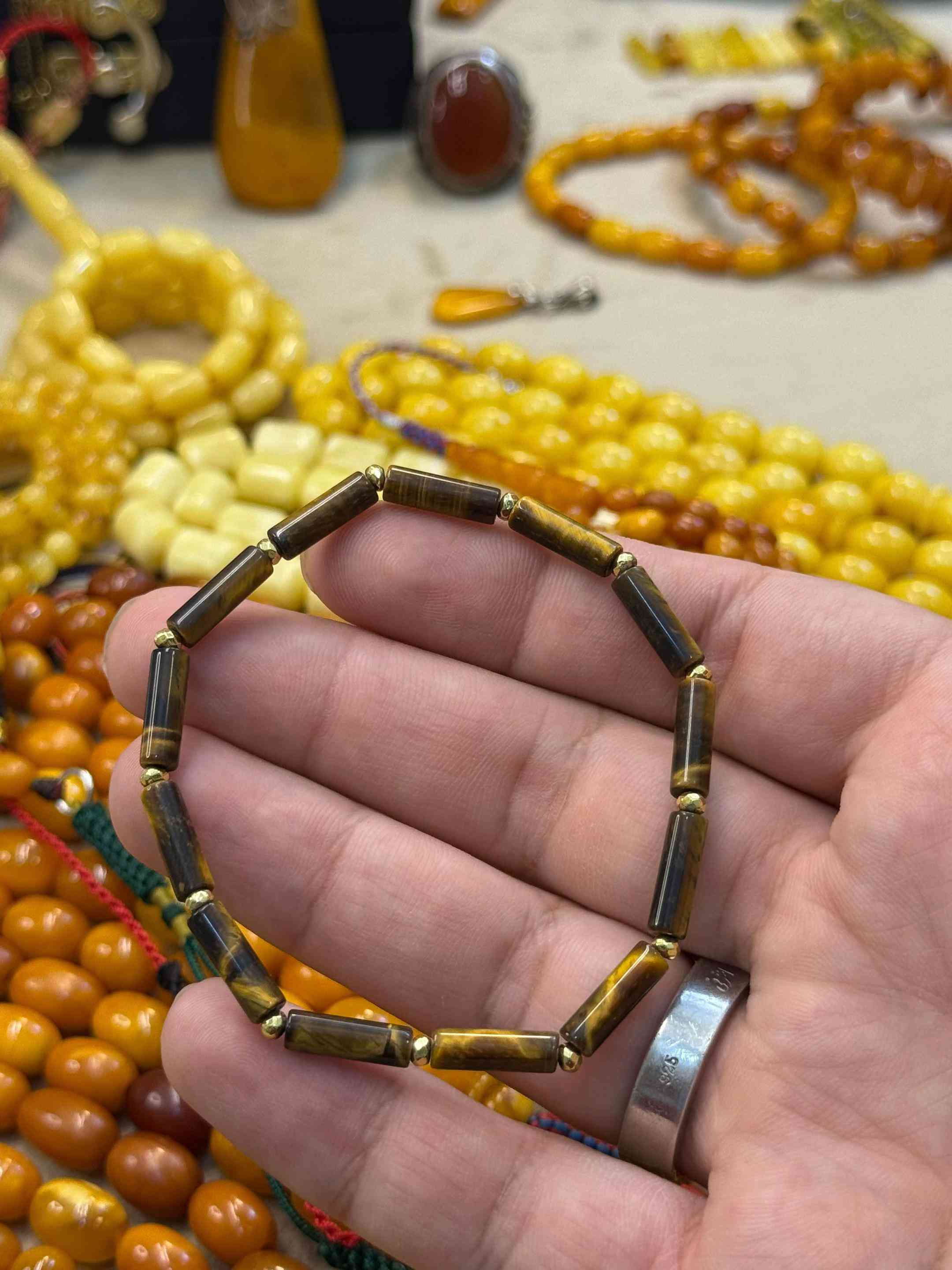 

نص مكتوب في الصور:
- تواصل واتساب ***********