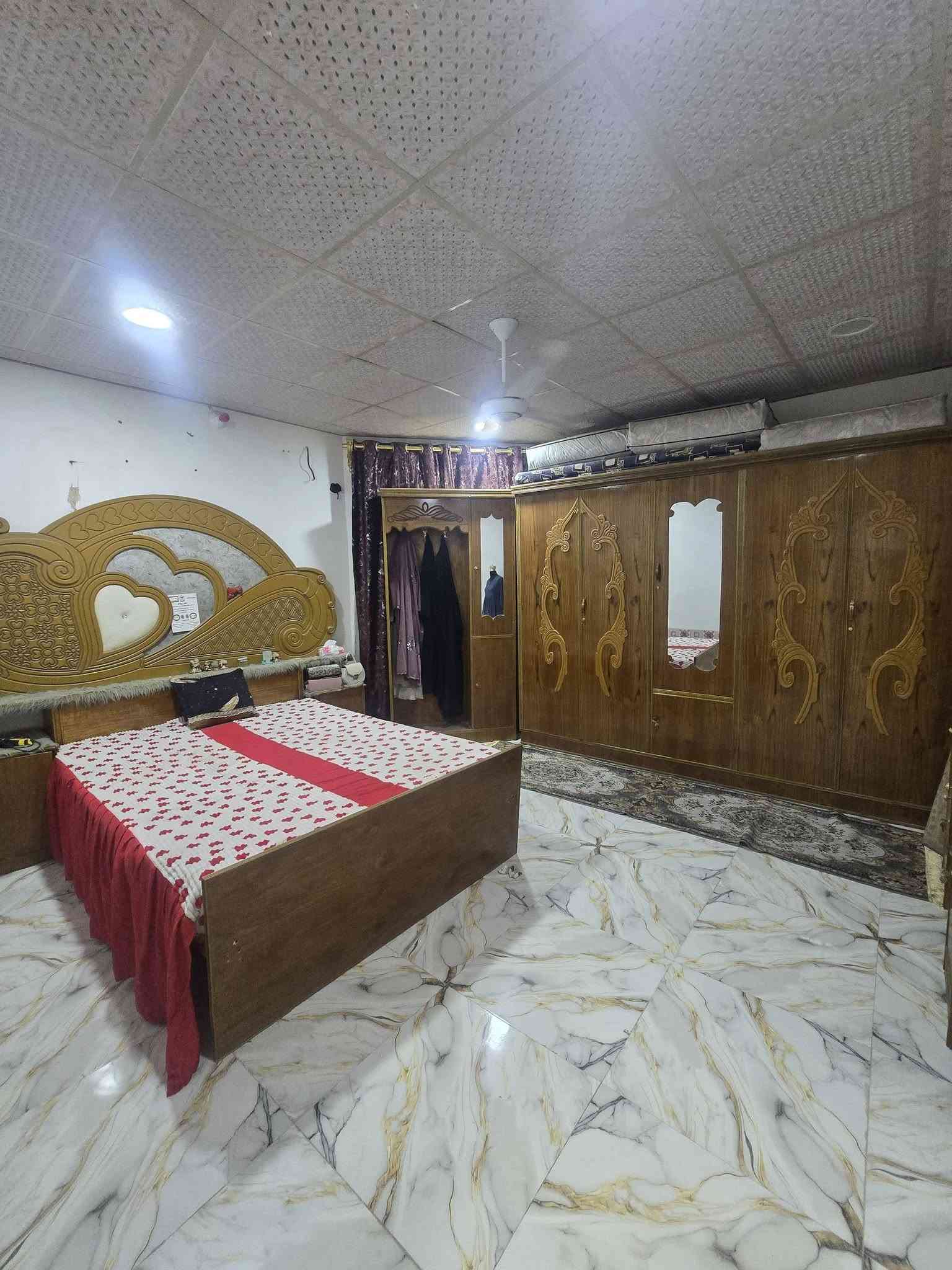 بيت لبيع بشارع المطار القديم المساحه ٦٠متر طابقين كونكريت مسلح الطابق الاول والثاني عكاده بناء بلوك  يحتوي على غرفه وصاله صغيره ومطبخ وستقبال ومكشوفه وصحيات السعر ١٧ وبي مجال قليل للستفسار ***********

