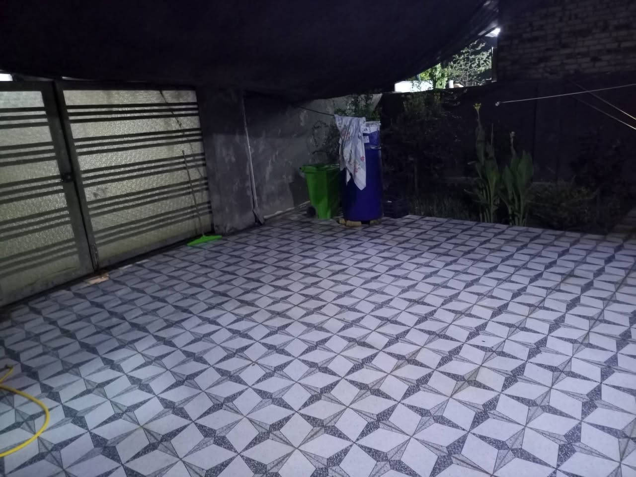 بيت مساحه 208 متر بناء حديث طابوك سنت 25 عرض الشارع 8 متر بيوت كله حديثه يبعد عن الشارع العام 200متر طابو زراعي سند 25 باسم صاحب البيت  تحويل مباش للمشتري حله سيف سعد مقابل شارع المشجر خلف اسواق حجي جميل  السعر 90بي مجال ***********
