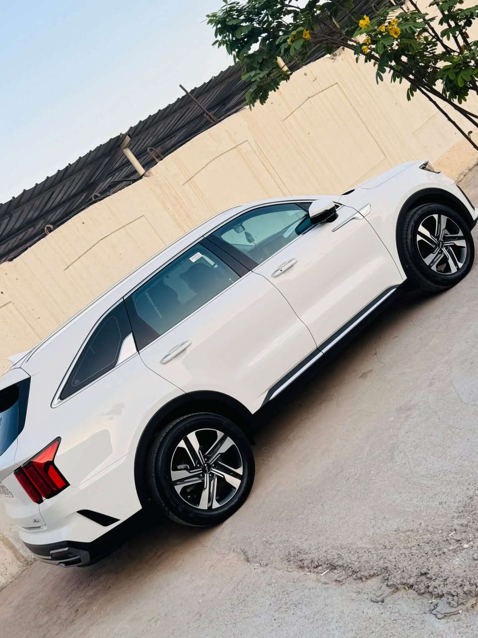 سورنتو 2023 خليجي فول واحد على واحد
Kia Sorento 2023 3.5 V6 Full Option – خليجي

* المحرك: V6 سعة 3.5 لتر

* القوة: حوالي 268 حصان

* العزم: حوالي 331 نيوتن.م

* القير: أوتوماتيك 8 سرعات

* المقاعد: 7 ركاب

* فتحة بانوراما

* كراسي جلد

* كرسي السائق والراكب والخلفية كهرباء

* تبريد وتدفئة المقاعد الأمامية

* دركسون كهربائي

* جنطة كهرباء

* تشغيل عن بُعد

* بصمة/ ابواب

* تشغيل زر Push Start

* كاميرا 360° 4 كامرات

* حساسات أمامية وخلفية

*شاشة كبيرة

* Apple CarPlay / Android Auto

* شاحن لاسلكي

* تحكم مناخي أوتوماتيك

* تكييف خلفي

* مثبت سرعة

* ABS + ESP + Traction Control

* حساسات ضغط الإطارات

* إضاءة LED

* مرايا كهربائية

* ثلاثة صفوف

* مقاعد الصف الثالث قابلة للطي

🛑الملاحظات بارد بالبنيد بكد الاصبع وتكحيل في الجنطة الخلفية بكد الاصبع الدعامية الخلفية تبدليل شركة كيا بلادية

الاستفسار الاتصال *********** غير متواجد على الفيس بوك
