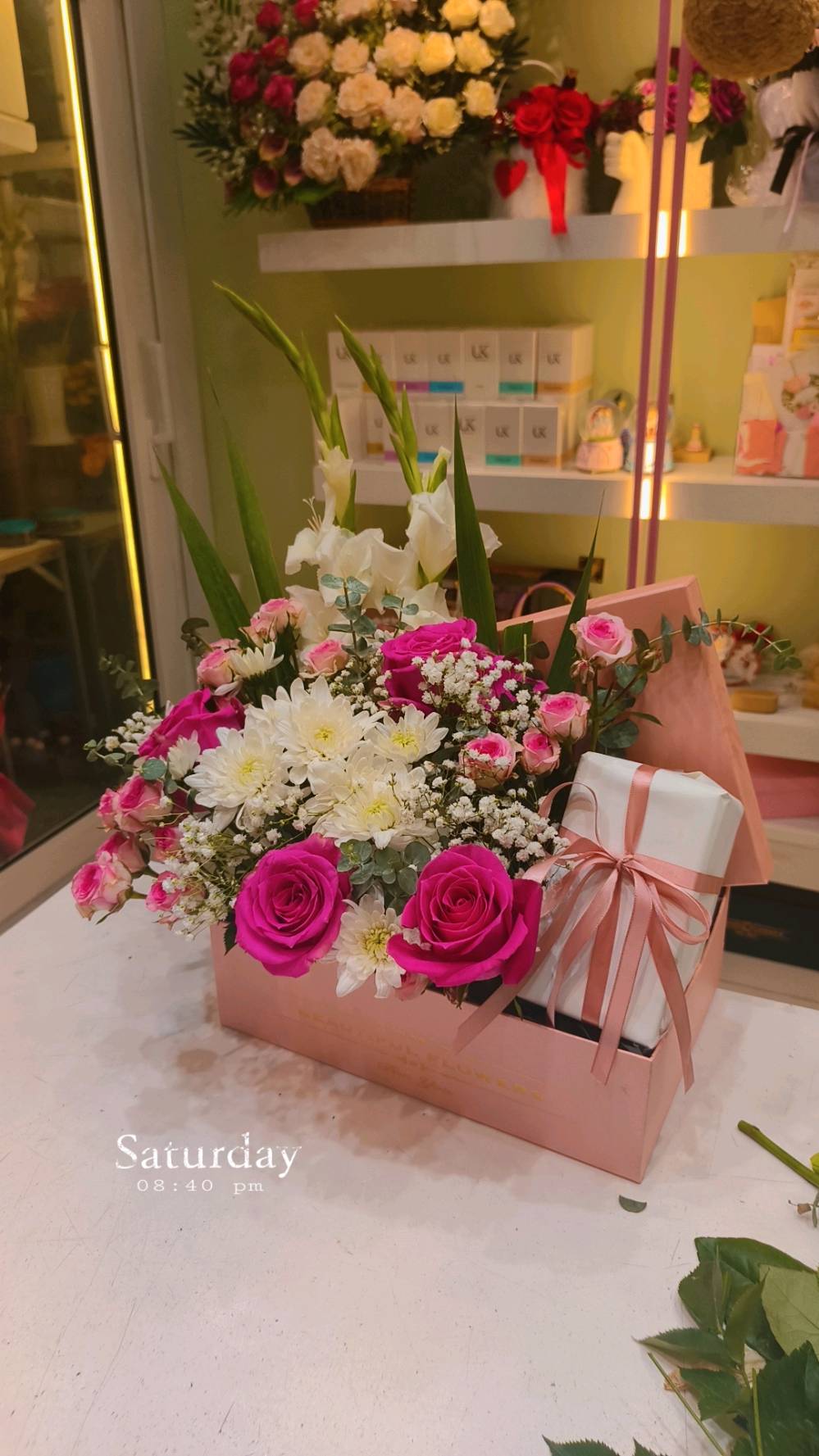 باقات ورد طبيبعي  وصناعي وهدايا وكيك للطلب ***********