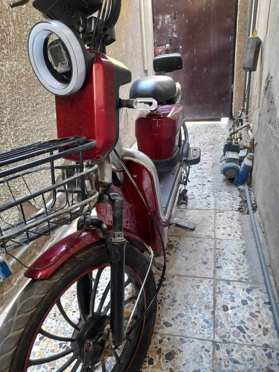 السلام عليكم 
دراجة شحن للبيع موديل 24 وخمس بطاريات الله شاهد استعمال سنة وحدة 
الدراجة كلشي ما بيهة بس يرادلهة بطاريات 
وضوة الاشارة اليمنة مكسور قيم ودزلي سعرك على هاذ الرقم ***********
مكاني بغداد الوشاش
