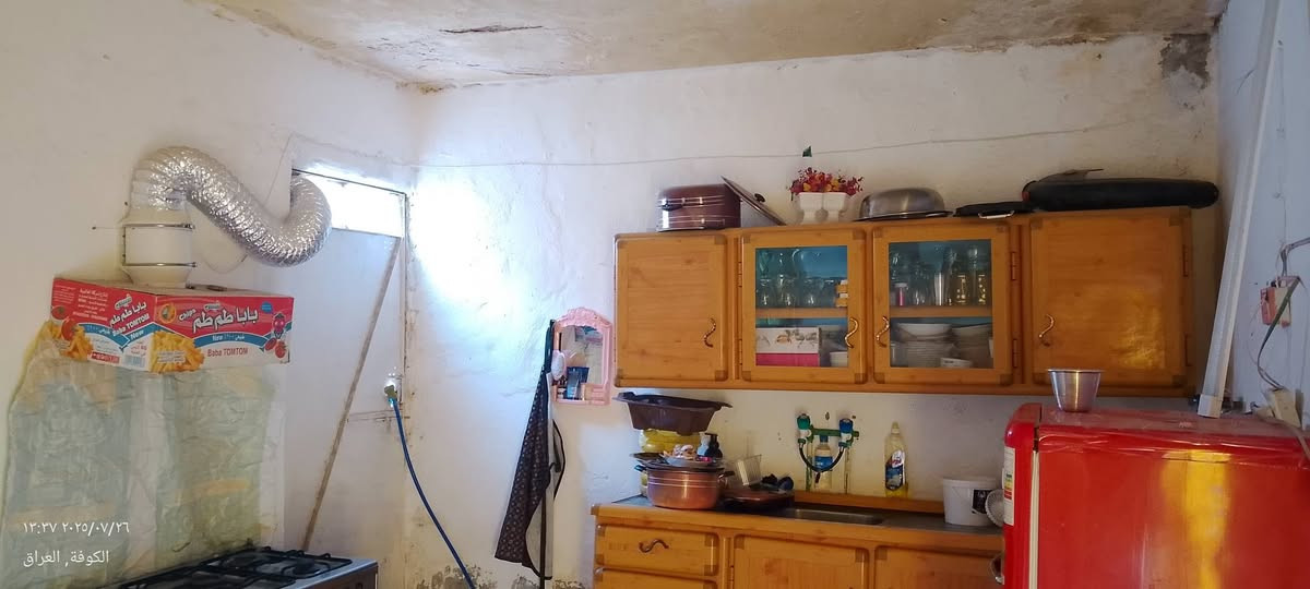 دار للبيع المساحه 100 كامل  بي غرفه صاله مطبخ واستقبال وتخاريج مقابل قرية الغدير شارع المؤسسه السعر 18مليون وبي مجال رقم صاحب الدار مباشر ***********

