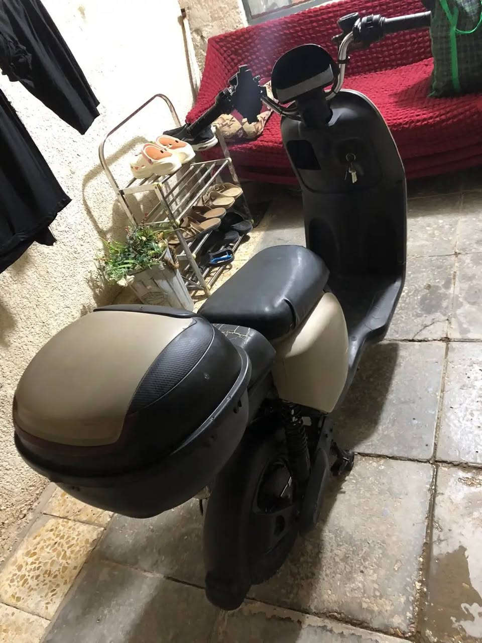 سلام عليكم دراجه شحن ريان 4 بطاريات نضيفات فواصفات حلوه 
بصمه تشغيل عن بعد نضام البك اربع اشاير لايت زنون عالي ناصي هورن بكلايت دراجه نضيفه سعره 300 مكاني نجف *********** او مراوس ب R9
