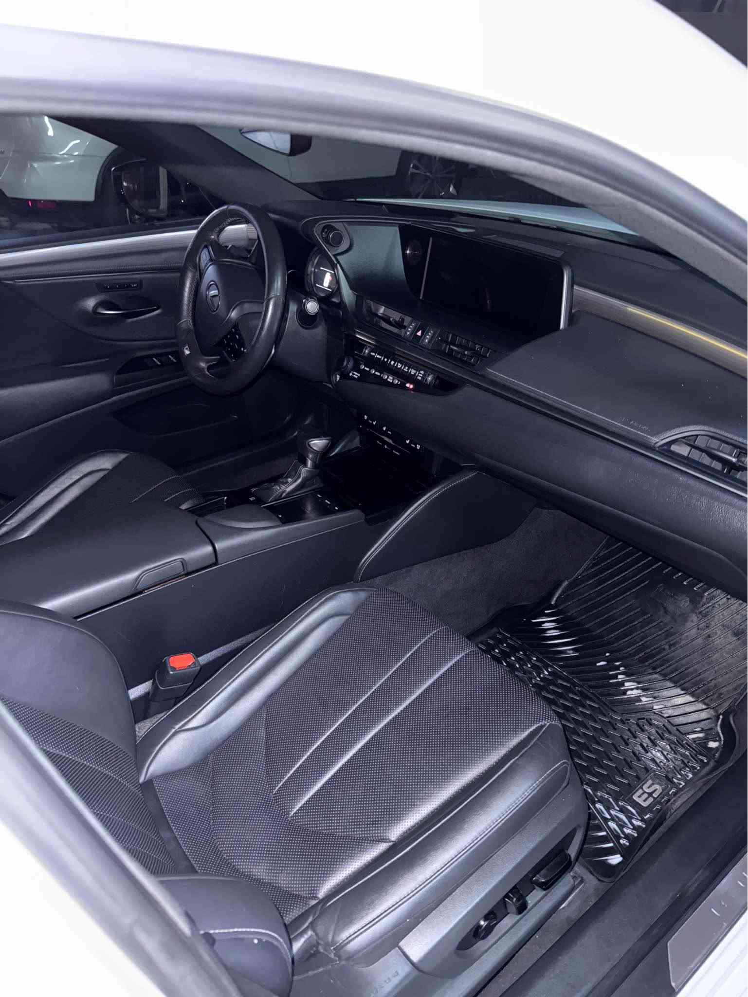 Lexus es350 v6 F sport 2019 
فوول مواسەفات لە مۆدێلی خۆی 
بێ سبوغە بەس یەک تەعدیلی هەیە و بۆنیتی سبوغ ئەستورە 
یەک دینار مەسروفی تێدانیە ١٣٨ هەزار کیلۆ ڕۆییە
ڕاداری ئاوێنە 
ڕاداری پشتی
ڕاداری خەتی جادە 
ئۆتۆ فول
حەساسی پێش 
حەساسی پاش 
کوشن سار 
کوشن گەرم
پەردەی دواوە
سوکان هیتەر
تەبرید مەرکەزی 
گێج جولاو 
گێج کامل ئەلیکترۆنی 
لایت دەسوڕێ لەگەر سوکان 
سلاید 
ئیکۆ-نۆڕماڵ-کۆمفۆرت-سپۆڕت-سپۆڕت پڵاس
لیگزز لەمە جوانتر لە مۆدێلی خۆی زۆر کەمە وە سەیارەکە زۆۆۆر جوانە لە ڕەسم چەند جوانە لە واقیع دەهێندە جوانترە 
ئەوەی ویستی با تەلەفون بکا 
***********
***********
واتسئاپ أربيل, العراق

