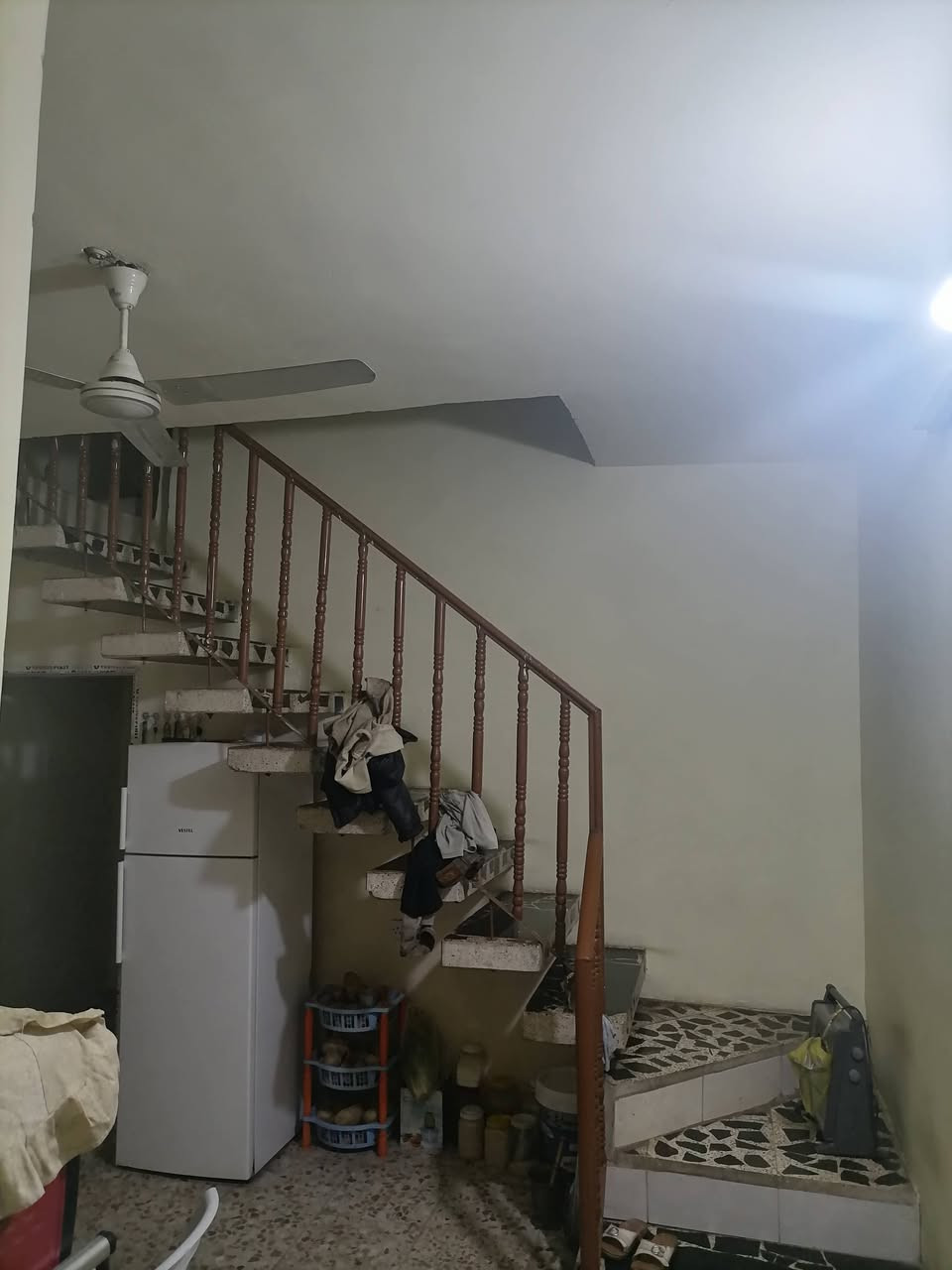 السلام عليكم بيت للبيع طابقين 100متر مربع واجهة 5نزال 20 طابقين مسلح بناء طابوق جمهوري 3نوم استقبال كراج هول داخلي حمامات 2 بيتونة عالي عن الشارع جاهز للسكن ممكن تحويلة شقتين البيع مباشر من صاحب البيت بدون دلال وفتح البيان ثاني يوم @مكانه ديوان المخابرات قرب شارع 60 السعر 220 بي مجال استفسار ***********
