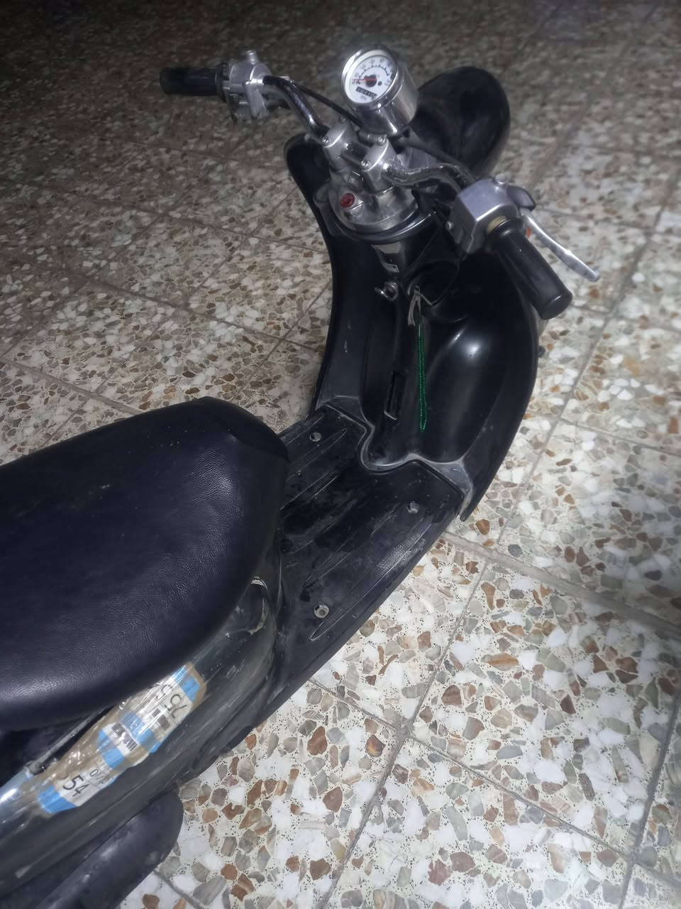 سلام عليكم دراجه كلاسك فحل نكره هندر محرك ناعم تخبل شلعه ومعدل كلش حلوة نقصه فقط باتري أوراقه كامله كهربائيات شغاله لايت هورن اشاير كله شغال سعرهة ١٧٥ وبيه مجال بسيط للشراي مكاني بغداد العبيدي رقمي *********** تفيدك للشغل للدوام للبيت دراجه كلش حلوة تدعيلي عليهة
