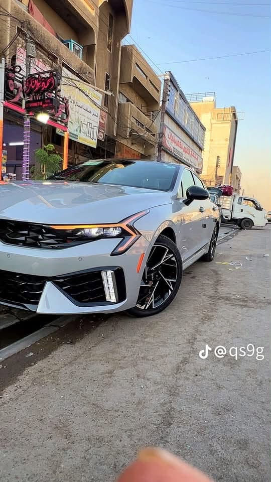K5  موديل 2025

السلام عليكم 

GT line

وارد امريكي حادثه الحافه مال الجاملغ الخلفي فقط بدون دواخل بدون صبغ فقط كارت ع كد شبر بالجاملغ وبارد بالحافه مال صندوك  بدون ايرباك السياره رقم بغداد ماشيه 14 الف ميل محرك 2500 

مواصفاته

بصمه ابواب وتشغل 

تشغيل عن بعد

فور ويل درايف

بنوراما 

كشنات جلد اصلي اسود مطعم ب ابيض ختم جيتي 

الكشنات الاماميه تدفئه 

كشن السائق كهرباء 

سايد بريك بصمه

مود درايف 

شاحن واير ليس 

رادار امامي وجانبي وخلفي 

حساس امامي خلفي اصلي 

كامرا اصليه

تحكم مقود كامل 

صندوق ذكي يفتح عند الاقتراب من السياره 

لايت لد وبلوجكتر لد اصلي وبك لايت لد كامل 

وبعد المواصفات المعروفه بال K5 

للاستفسار اكثر الاتصال
***********
مكان بغداد

نص مكتوب في الصور:
- @qs9g GT line 2025
- @qs9g
