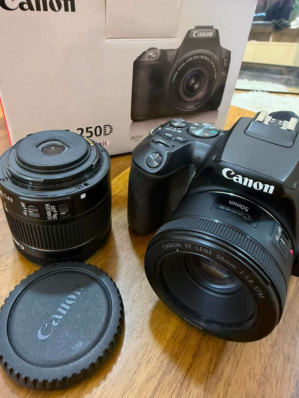 • دقة الصور: 24.1 ميگابكسل 
• تصوير فيديو 4K 
• Full HD حتى 60fps
• شاشة لمس متحركة 3 إنچ
• Wi-Fi + Bluetooth
• ISO حتى 25600
• معها عدسة Canon 50mm f/1.8 STM
• بطارية + شاحن + كارتون وملحقات

📦 الكاميرا نظيفة كلشي مابيها .
السعر على الخاص 
متوفر توصيل جميع المحافظات 
الاستفسار خاص او وتساب ***********
