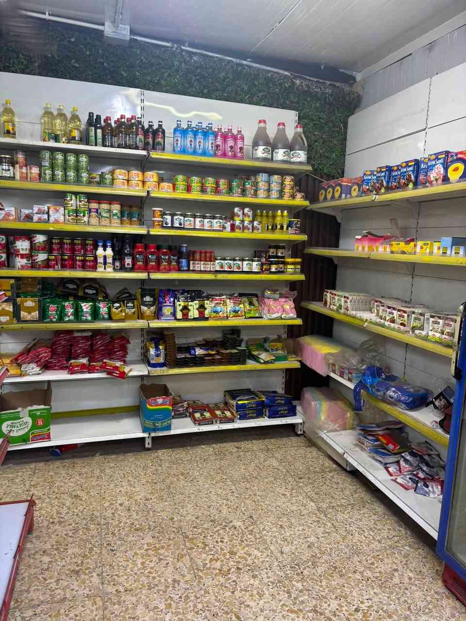 للبيع رفوف وسفينه مال محل نضيفات جدا قياس السفينه 3 متر والرفوف 10 قطع وكل قطعه بيها سبع خانات يعني سبعين خانه على متر 70 متر اتشيل المحل كله  و3 عارضات عاموديه سعرهن مليون و600 بيهن مجال للشراي مكانهن بغداد الكرخ  هذا رقمي***********
