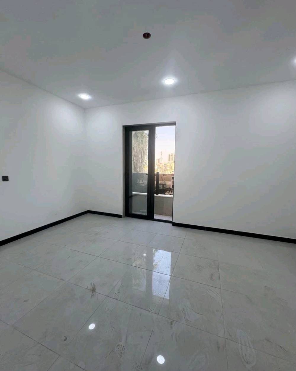 عمارة تجارية ركن للبيع 
المساحة 70 متر
واقع الحال 135 متر مع ترك امامي 100 متر 
في بغداد / الاسكان / شارع 23 /قرب كلية المأمون 
بناء سنة ٢٠٢٦
عرض الشارع 23 متر 
الواجهة 8 متر 
واردها الشهري ٥ مليون 
تحتوي على 7شقق و محلات عدد 2
تحتوي كل شقة على ( غرف نوم عدد 2 و صالة و مطبخ و صحيات ) السعر 900 مليون 
***********