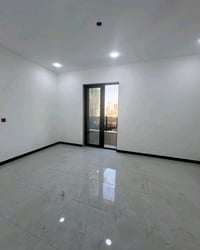 عمارة تجارية • واقع ١٣٥م • ٧ شقق ٢ محلات