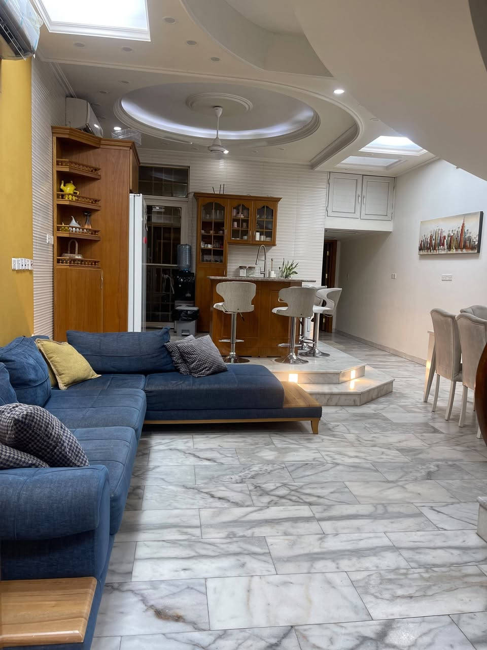 بيت للبيع⭕️ مميز جدا 
📍العنوان بغداد نفق الشرطة حي حطين 
البيت طابو باسمي
منطقة مميزا جدا وهادئة 
نزلت الكم الفيديو و الصور بشكل واضح
المساحة 150 متر
البناء درجة ممتازة و بناء حديث 
الاساس يكون رفت السمك مالته 80 سم ، طابوق 
الارضية مرمر ابيض الطابقين مع الدرج
و المحجر مال الدرجة خشب هاند ميد و حديد
الابواب صاج
الكهربائيات درجات ممتازة اي شخص ينتل لا سامح الله راح ينزل السيركت مباشرة

مخازن مخفية بالسقف بالطابقين موجودة
الي يهمه الموضوع يتصل على رقمي 
 ***********  دكتور محمد
