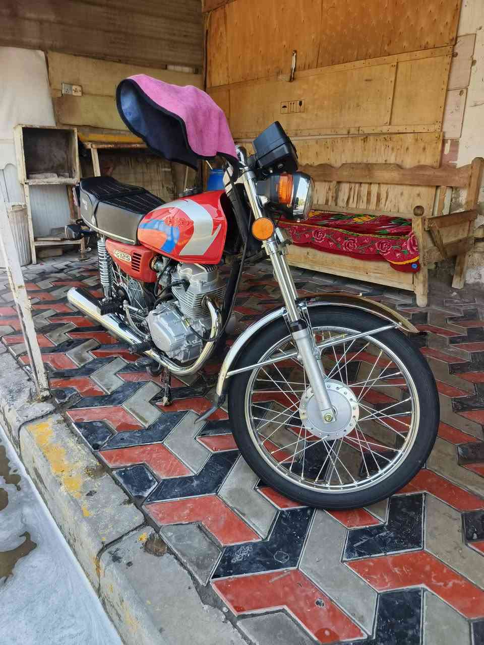 للـبــيــع
دراجه نضافه فول احله من الصوره كلشي ما عوزها اوراقها اخت الاصليه والشراي بخدمته 
***********
