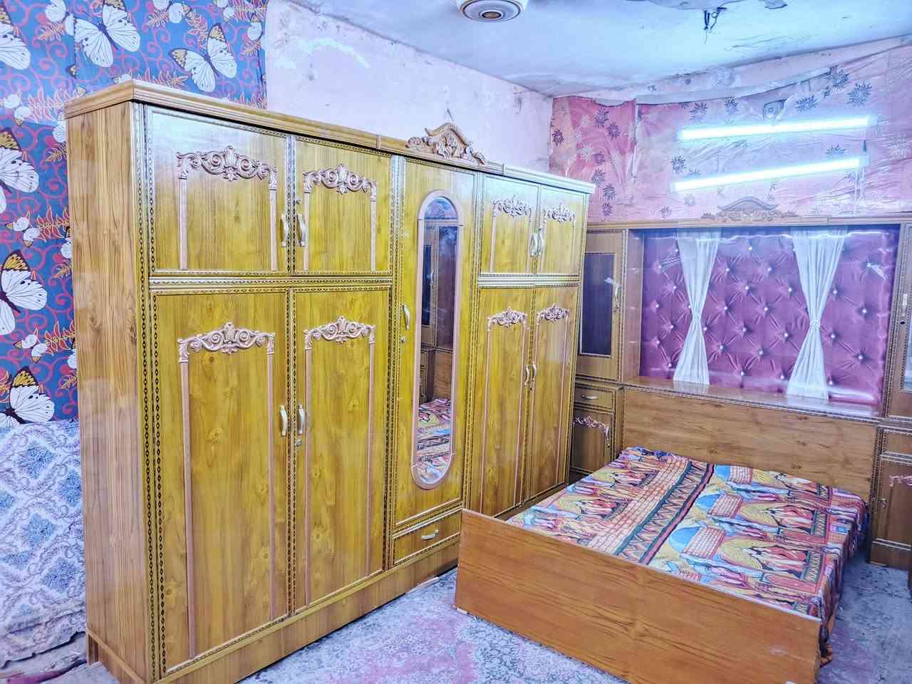 غرفه اخشاب خمس ابواب ملحق للبيع ***********السعر 700صاج الزاويه كنتوريه موديل حديث نض
