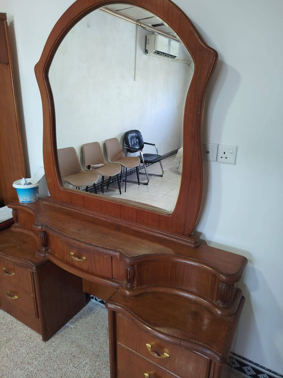 غرفه خشب عراقي ثقيل فصال حديث
السعر 800 الف و بي مجال 
للتواصل ***********
