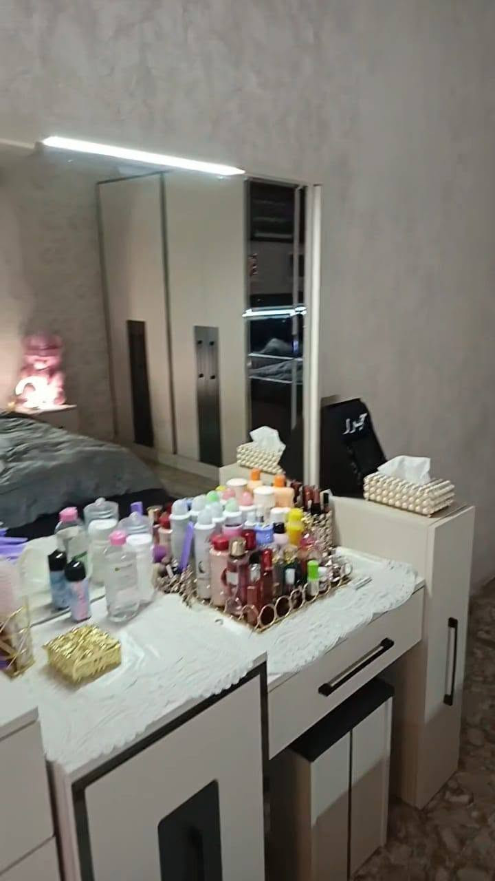 غرفة تركي للبيع 10 قطعه نضافتها 90 بالميه اخذتها ب مليون 350 و رايدها 650الف عنوان بغداد رقم ***********
